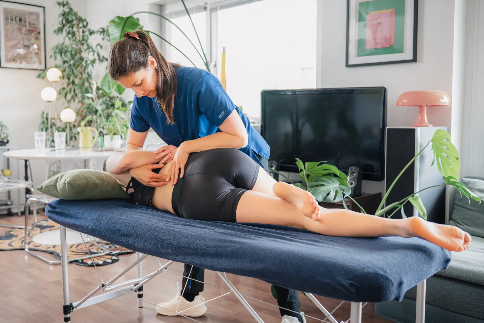 Sportif recevant un soin d'ostéopathie du sport sur table